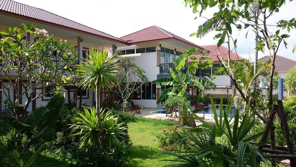Hotel Baan Sooksiri Bangsaray Sattahip Exterior foto